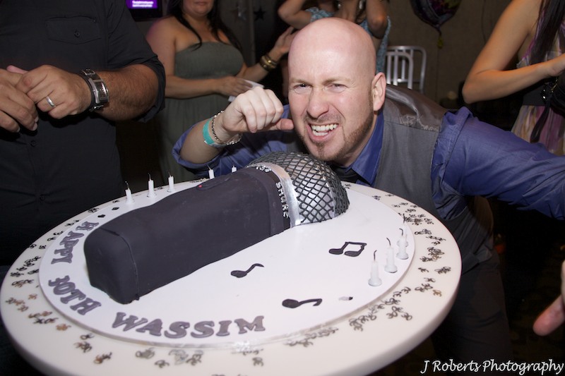 Microphone birthday cake - party photography